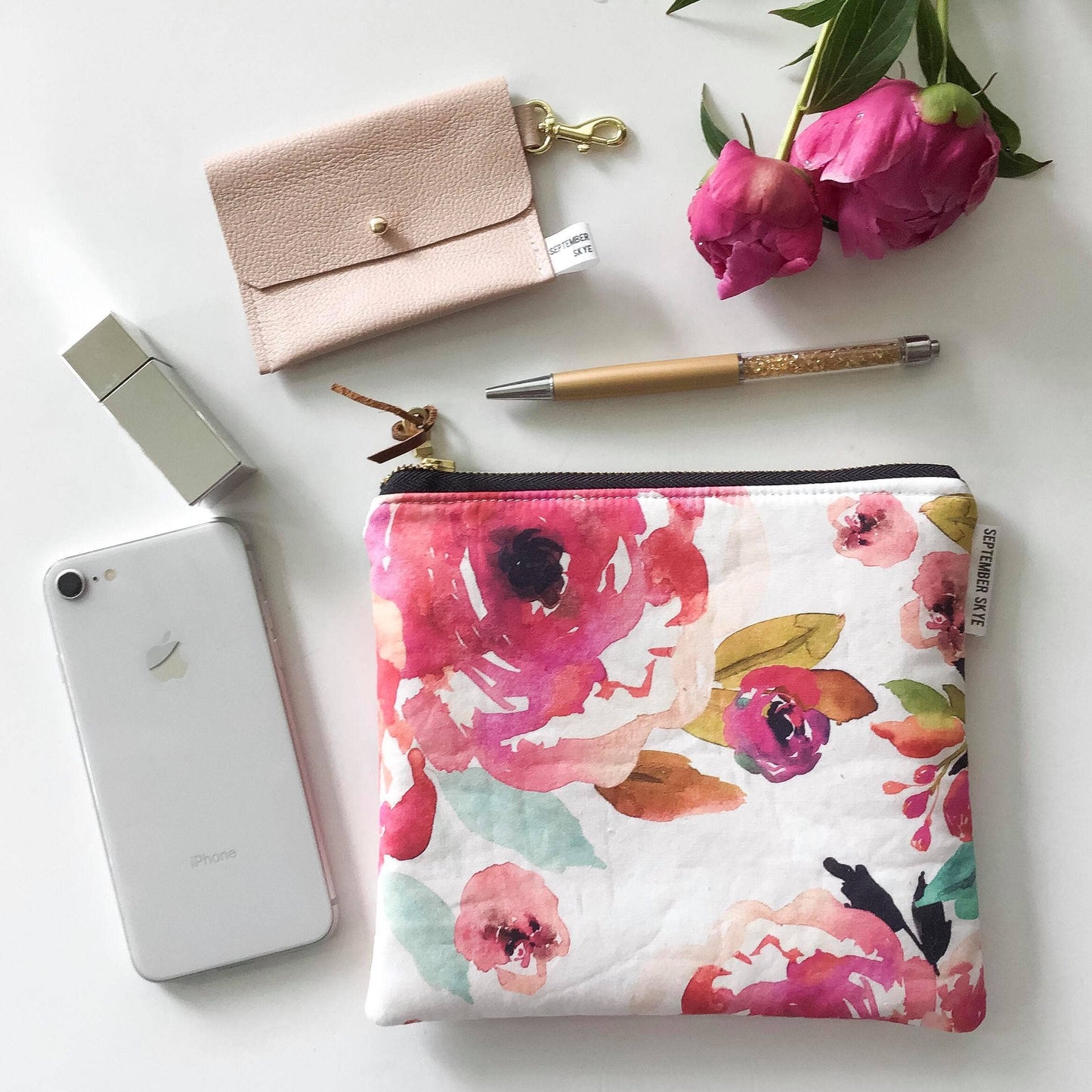 Simple zipped pouch in black and white arrow