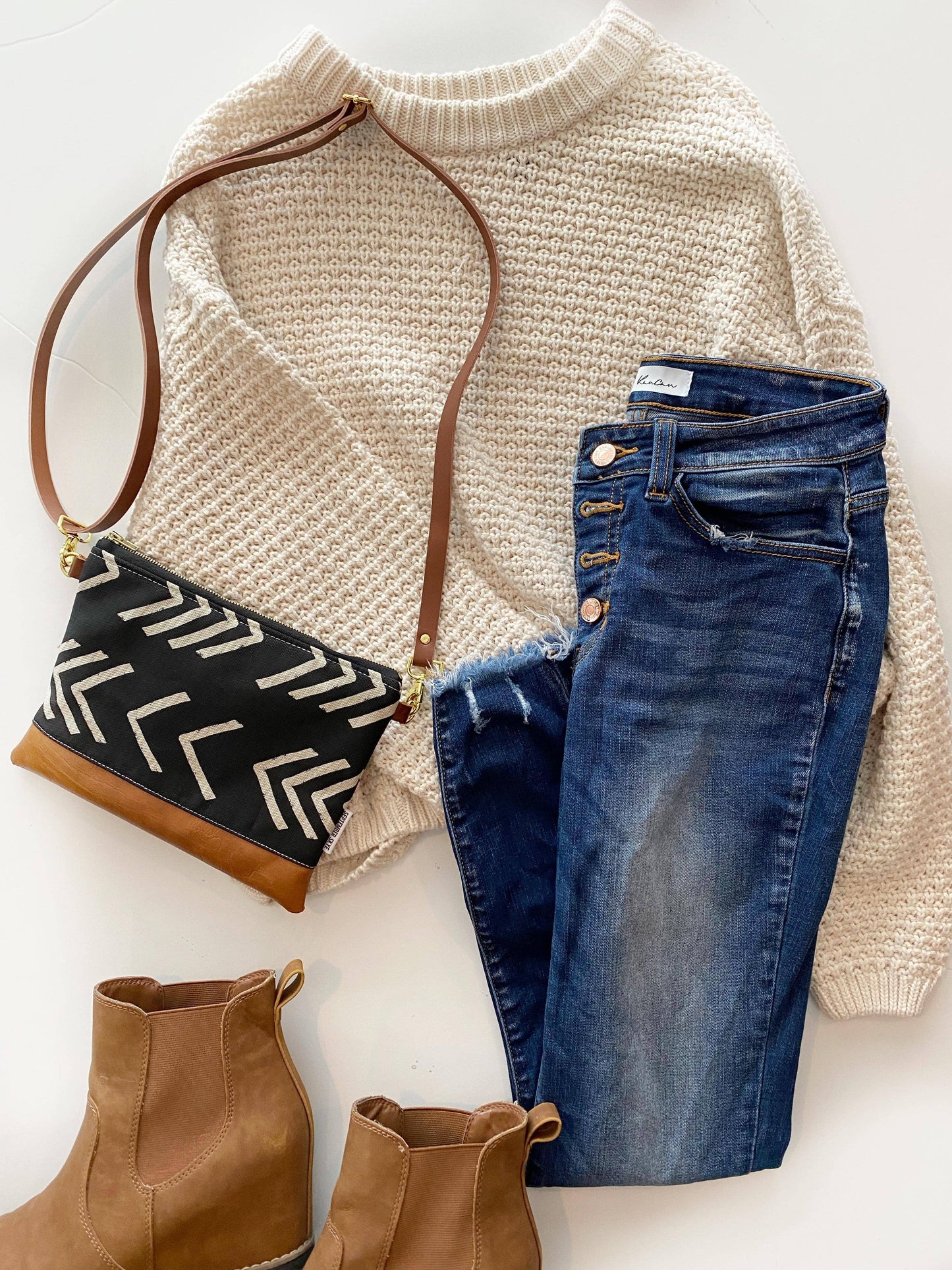 Small crossbody bag in farmhouse white with black stripe