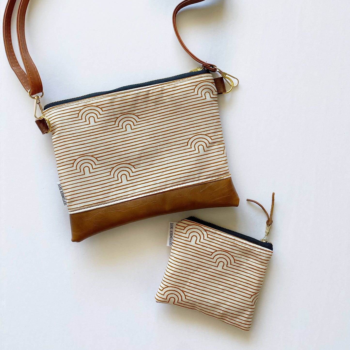 Small crossbody bag in linear caves saddle