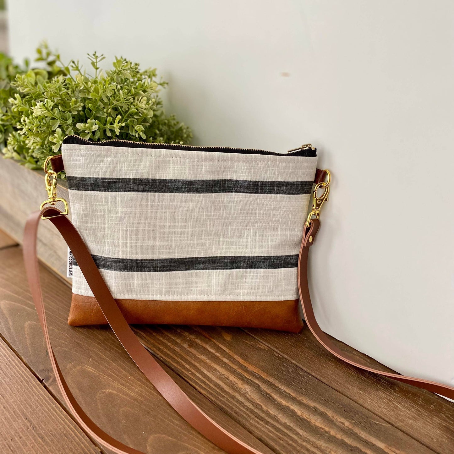 Small crossbody bag in farmhouse white with black stripe