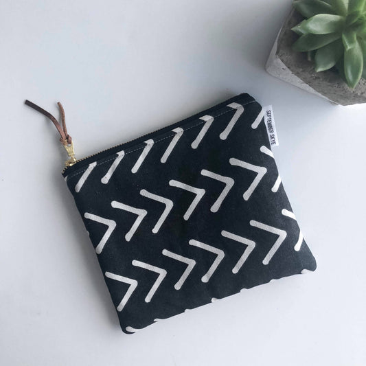 Simple zipped pouch in black and white arrow
